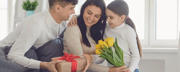 I regali più belli per la Festa della Mamma 2025: accontentare la mamma con profumi o cosmetici