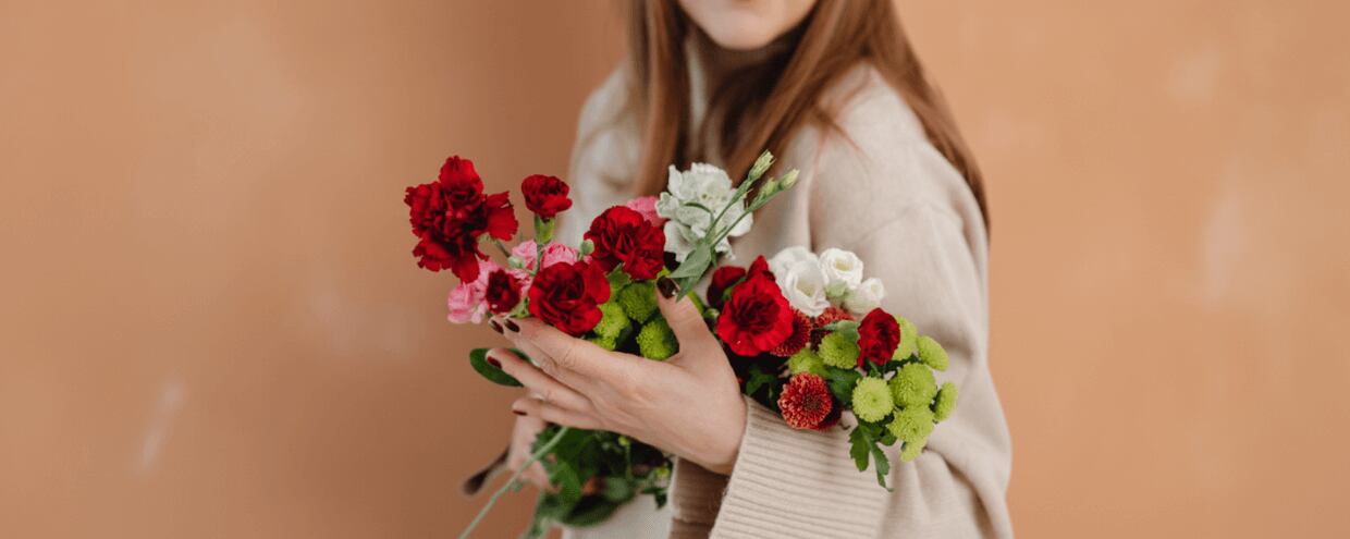 Come scegliere un profumo come regalo per la Festa della Donna: guida per gli uomini